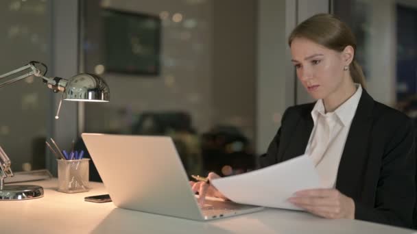 Femme d'affaires travaillant sur Document et ordinateur portable au bureau la nuit — Video