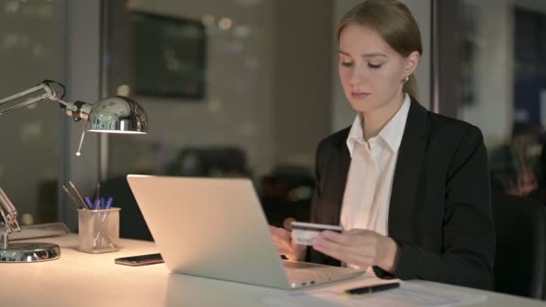 年轻的女商人夜间添加信用卡笔记本电脑 — 图库视频影像