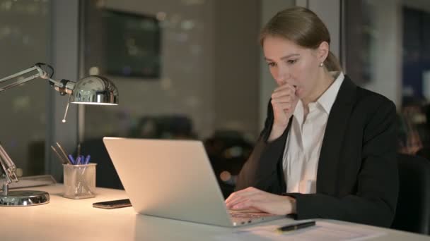 Sjuk affärskvinna hosta medan du arbetar på kontoret på natten — Stockvideo