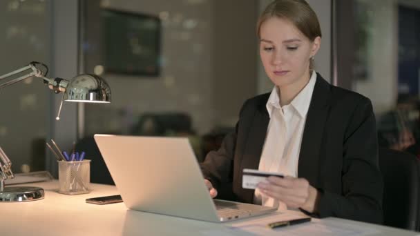 Succesvolle zakenvrouw het toevoegen van Credit Card in Office Computer 's nachts — Stockvideo