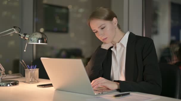 Втомлена бізнес-леді болить шия в офісі вночі — стокове відео