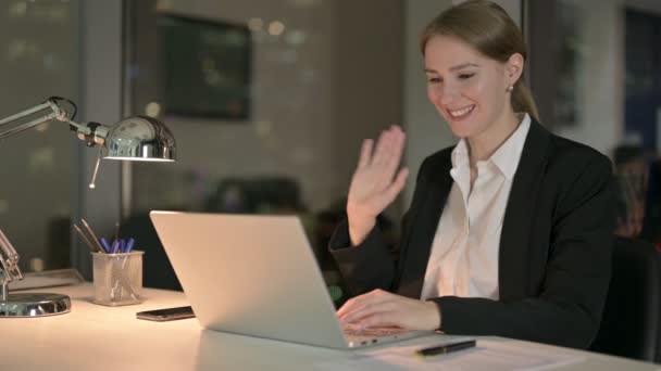 Ehrgeizige Geschäftsfrau beim nächtlichen Videochat am Laptop — Stockvideo