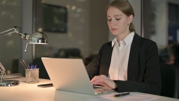 Ambitiös affärskvinna Funderar och arbetar på laptop på natten — Stockvideo