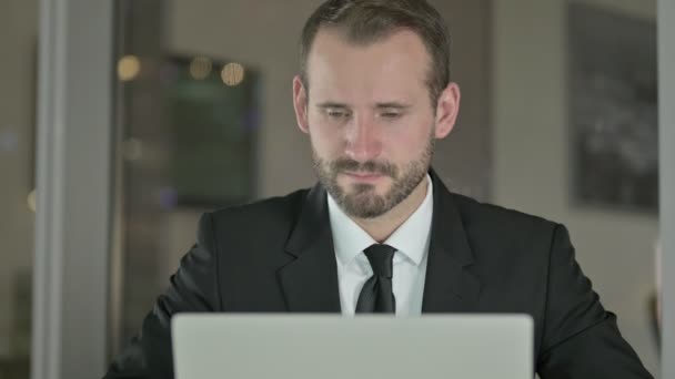 Närbild av affärsman Visar tummen upp i Office på natten — Stockvideo