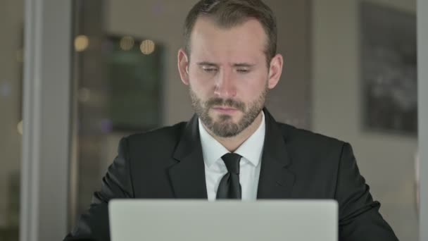 Close Up of Sick Businessman Kašel při práci v noci — Stock video