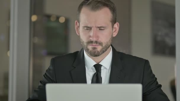 Close Up of Tired Businessman com dor de cabeça no escritório à noite — Vídeo de Stock