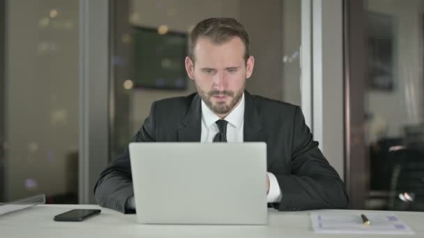 Gut gelaunter Geschäftsmann wird nachts im Büro überrascht — Stockvideo