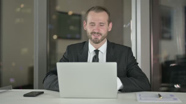 Empresário ambicioso fazendo Video Chat no Laptop à noite — Vídeo de Stock