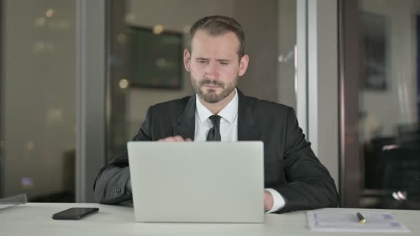 Fatigué jeune homme d'affaires ayant mal au cou la nuit — Video