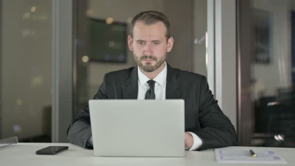 Ambitious Businessman Thinking and working on Laptop at Night — Stockvideo