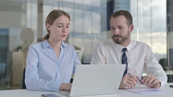 Executive Business people Discussing project on Laptop Screen — Αρχείο Βίντεο