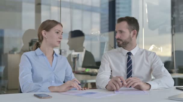 Empresarios ejecutivos discutiendo en Office Desk — Vídeo de stock