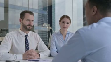 Guy 'ın Yönetici İş Adamlarıyla Ciddi Konuşması