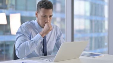 Hasta Afrikalı Amerikalı İş Adamı Ofiste Öksürüyor