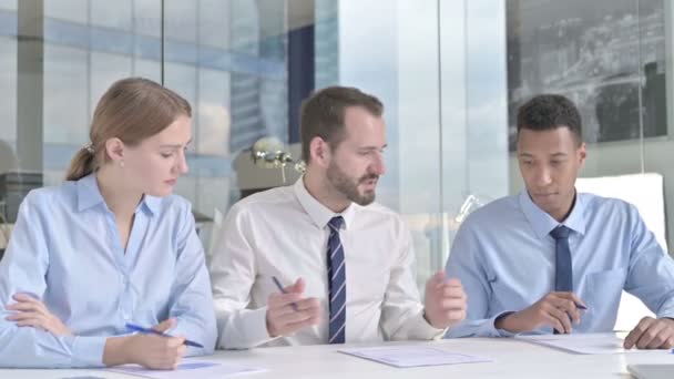 Medelålders affärsman och hans assistenter diskuterar dokumenten i Office — Stockvideo