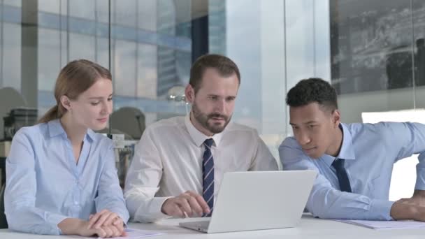Empresarios ejecutivos celebrando el éxito y utilizando el ordenador portátil en la mesa de oficina — Vídeos de Stock