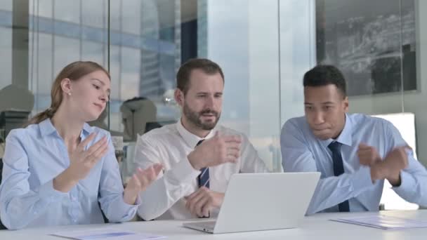 Executive Business mensen krijgen teleurgesteld tijdens het gebruik van laptop op kantoor tafel — Stockvideo