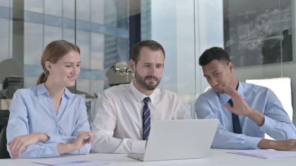 Executivos de negócios fazendo Video Chat no laptop na mesa de escritório — Vídeo de Stock