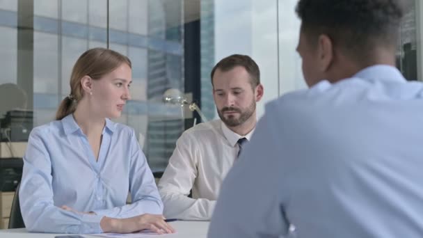 Visão traseira do cara que tem reunião com executivos de negócios — Vídeo de Stock