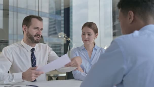 Rückansicht eines Mannes, der Dokumente von leitenden Geschäftsleuten bekommt — Stockvideo