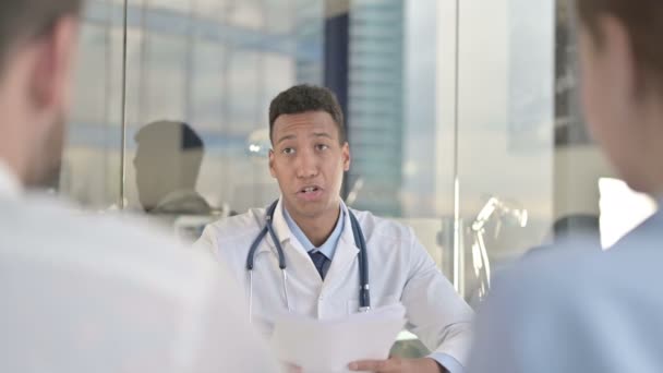 Hátsó nézet a fiatal orvos által készített párkereső jelentésből — Stock videók