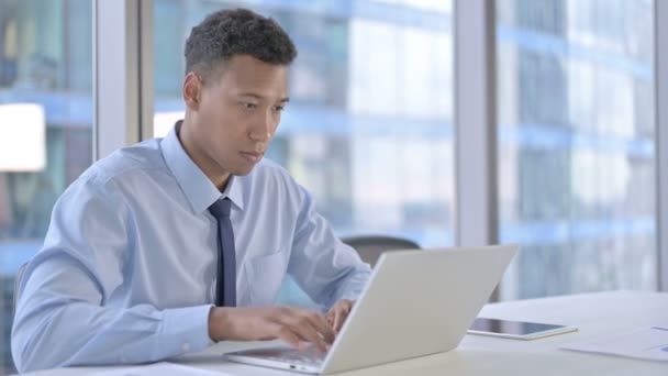 Empresario afroamericano trabajando en laptop — Vídeos de Stock