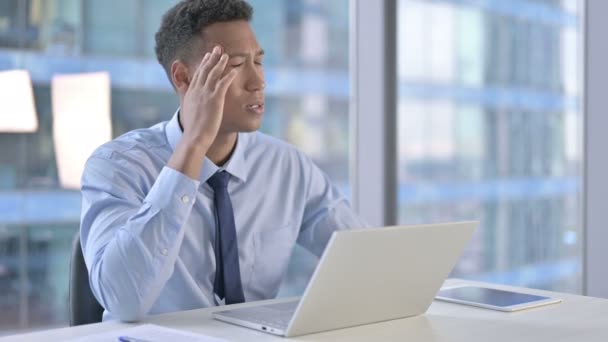 Empresário afro-americano cansado com dor de cabeça no escritório — Vídeo de Stock