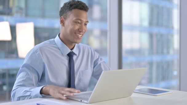 Афроамериканский бизнесмен ведет видео-чат на ноутбуке — стоковое видео