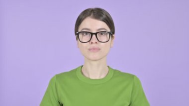 Pembe Arkaplan 'a bakan genç bir kadın