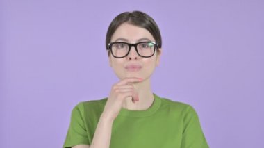 Düşünceli Kadın Pembe Arkaplanda Bir Şey Düşünüyor