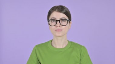 Hasta Genç Kadın Pembe Arkaplanda Öksürüyor