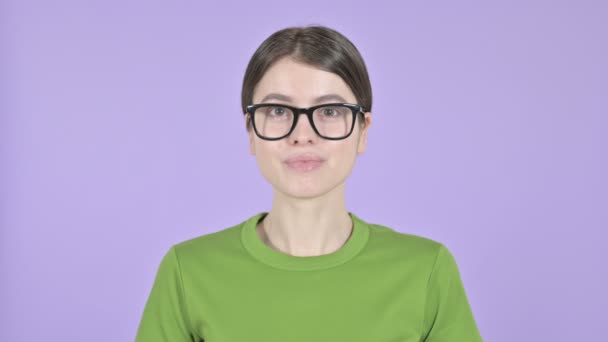 Erfolgreiche junge Frau zeigt Daumen nach oben auf rosa Hintergrund — Stockvideo