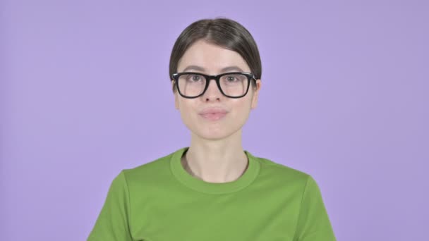 Junge Frau zeigt ok Zeichen auf rosa Hintergrund — Stockvideo