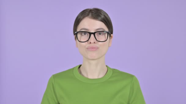 Junge Frau zeigt Daumen nach unten auf rosa Hintergrund — Stockvideo