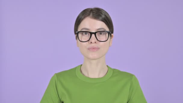 Молодая женщина говорит "нет" с пальцем на розовом фоне — стоковое видео