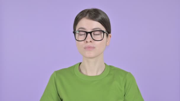Schläfrige junge Frau mit Gähnen auf rosa Hintergrund — Stockvideo
