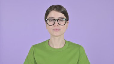Pembe Arkaplanda Hırslı Genç Kadın Şaşırdı