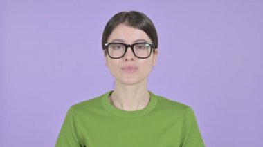 Üzgün Genç Kadın Pembe Arkaplanda Hayal kırıklığına uğradı