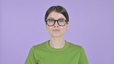 Hasta genç kadın pembe arka planda diş ağrısı çekiyor.