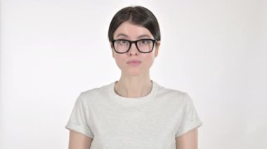 Genç bir kadın beyaz arka planda kameraya bakıyor.