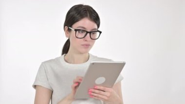 Beyaz Arkaplanda Tablet Üzerinde Çalışan Ciddi Genç Kadın