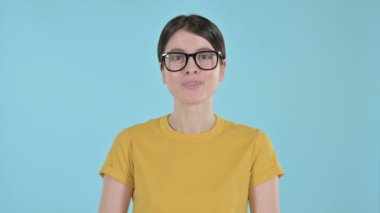 Mor Arkaplanda Başparmak Yapan Olumlu Genç Kadın