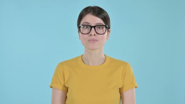 Mor Arkaplanda Şok Olan ve Sinirlenen Genç Kadın