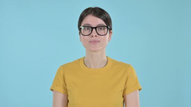 Mor Arkaplanda Şok Olan Meraklı Genç Kadın