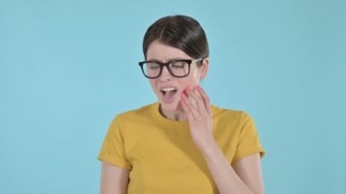 Mor Arkaplanda Diş Ağrısı Olan Çekici Genç Kadın