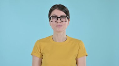 Güzel Genç Kadın Mor Arkaplanda Kamerayı Gösteriyor