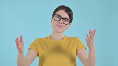 Mor Arkaplanda El Hareketleriyle Kendine Çağıran Genç Kadın