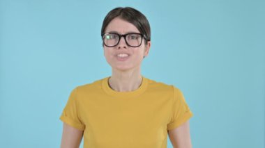 Mor Arkaplanda Bağıran ve Bağıran Kızgın Genç Kadın