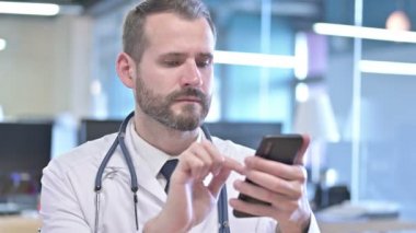 Akıllı Telefon Kullanan Ciddi Genç Doktor Portresi