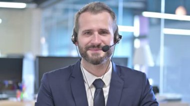 Kulaklıkla gülümseyen genç iş adamının portresi